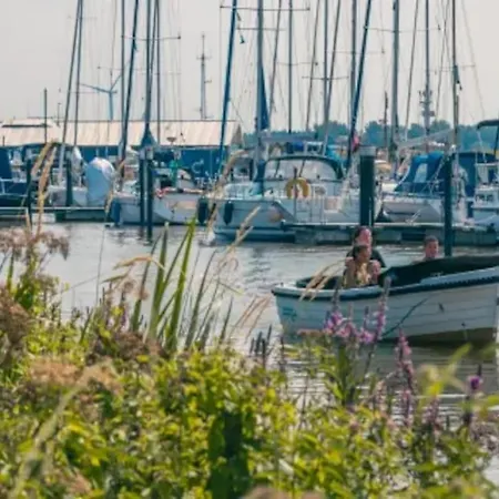 Vakantiehuisje Met Riante Tuin シャレー *