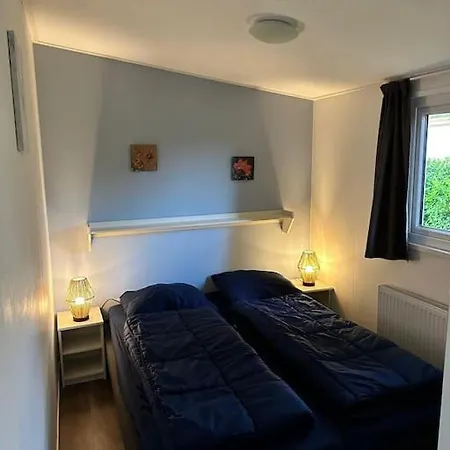 Vakantiehuisje Met Riante Tuin シャレー ドルドレヒト