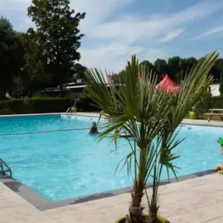 Vakantiehuisje Met Riante Tuin シャレー ドルドレヒト