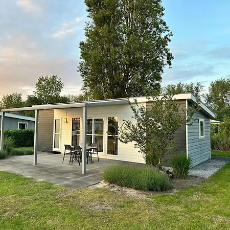 Vakantiehuisje Met Riante Tuin シャレー ドルドレヒト